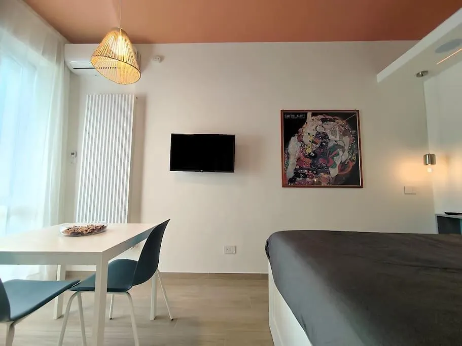 -City Gem- Stylish Urban Escape -Lambrate- Milan Apartment